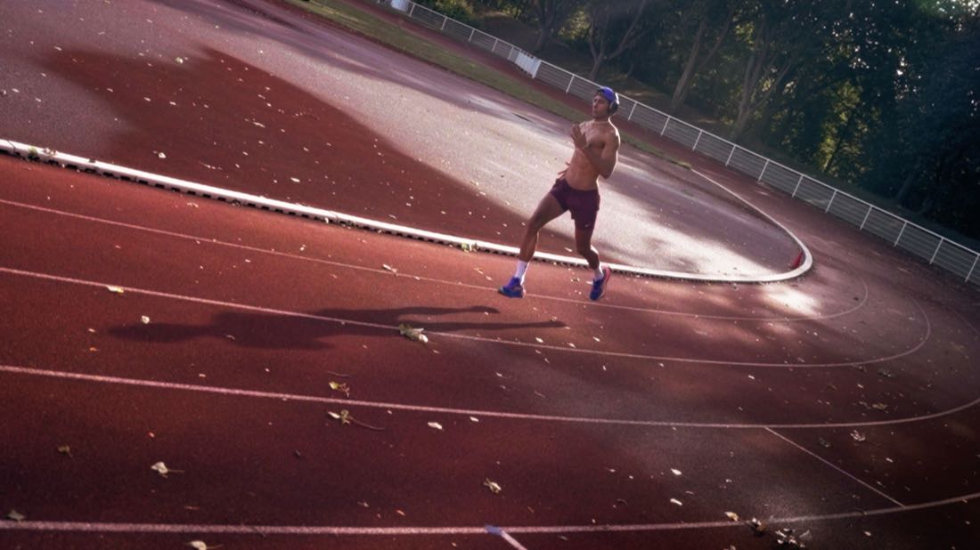 Le coureur à contre-jour sur la piste, au lever du jour