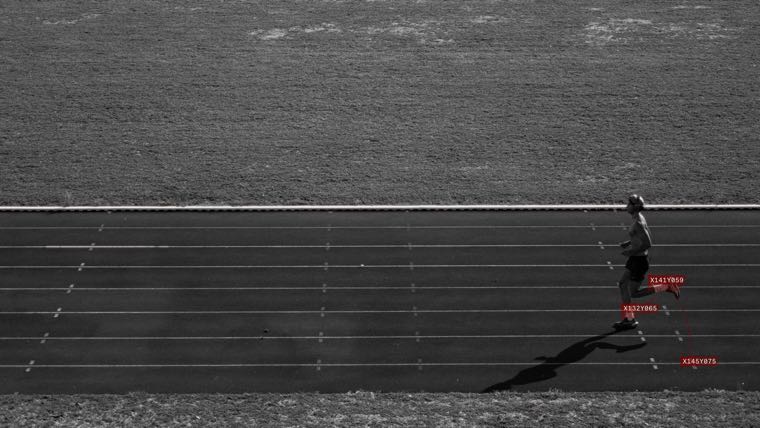 Le coureur sur la piste, annotations rouges incrustées à l'image