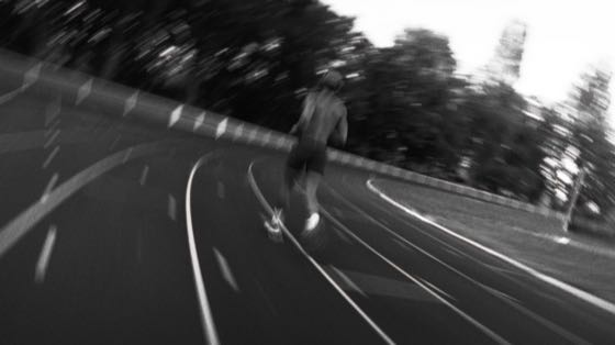 Filé : le coureur net, le décor en traînée