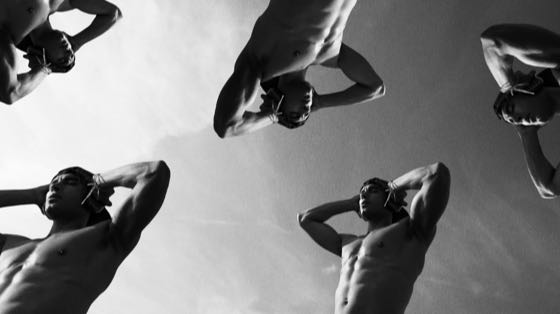 Le coureur démultiplié dans le cadre, contre le ciel
