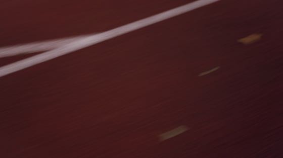 La surface rouge de la piste, prise en filé