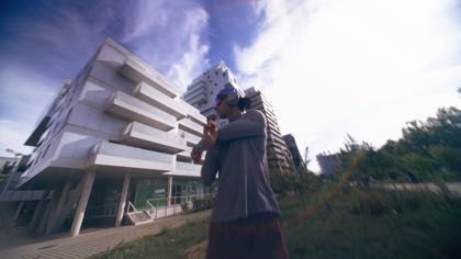 Le coureur devant une architecture contemporaine