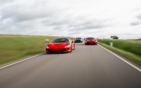 Deux voitures de sport en roulage sur une route de campagne, filé